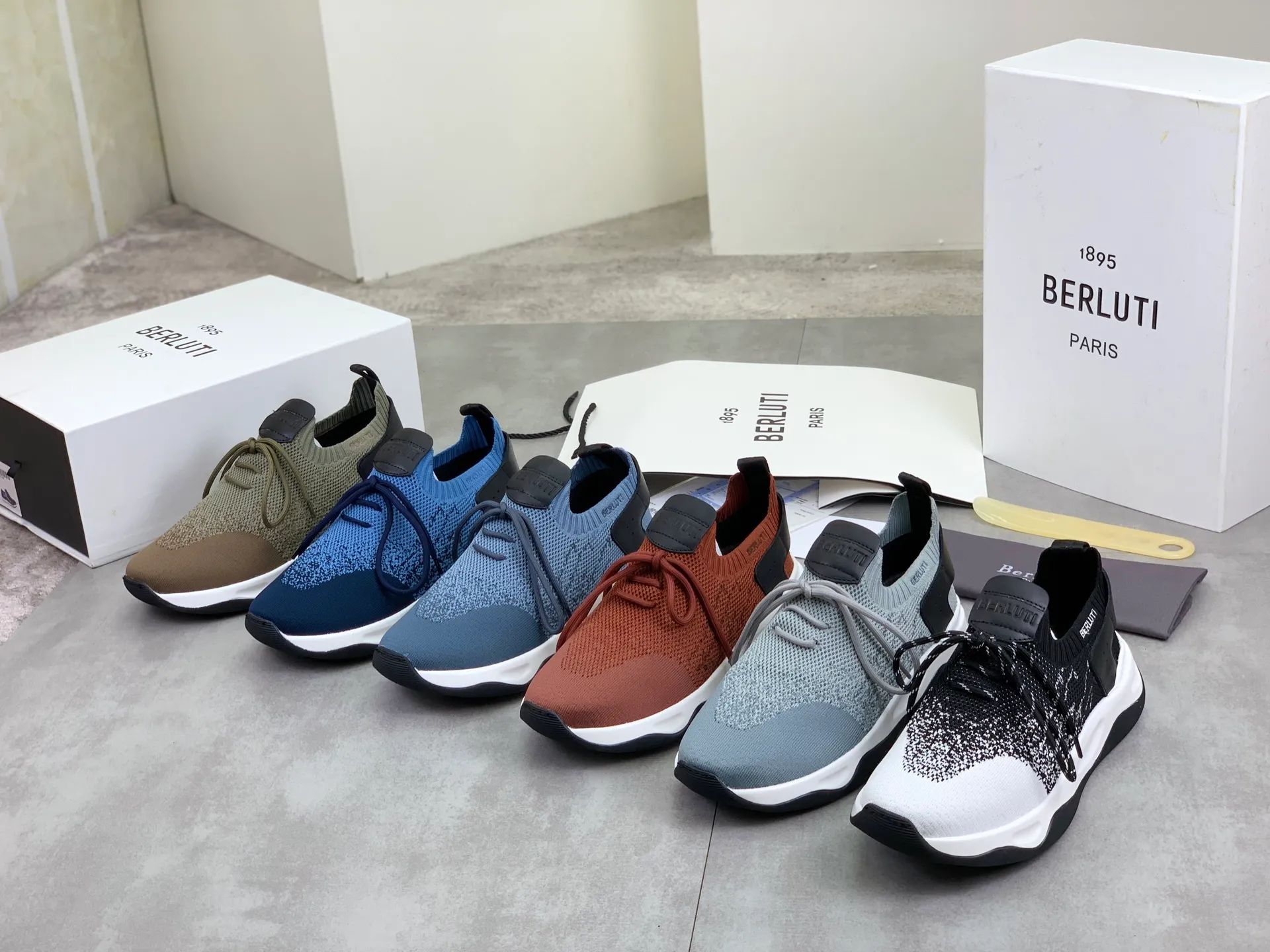 Factory price P680 💰Top purchasing quality💎💎Berlut* France's top men's shoes, the Berluti brand broke the rules in its debut and launched a new Edge shoe last. This model is hand-crafted with exquisite and fashionable fly-woven cowhide, a water-dyed cowhide lining, and an original color-blocked lightweight and wear-resistant rubber sole. This bold improvement of the iconic shoe last is of great significance to the creative work of its unique shape and edge width. On Alessandro shoes, this sharp-edged silhouette is made more see-through through Kris' bold and professional new Cloudy dyeing, making it classic and fashionable! Size: 39-45 (38 and 46 sizes can be customized)